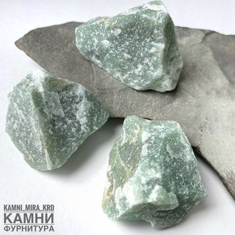 Авантюрин зелёный дикие средние камни 29-40 мм, цена за штуку
