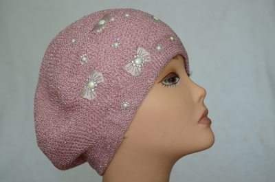 rozoviy-beret-zhenskiy-vyazaniy-vizio-italiya-6607-s-babochkami