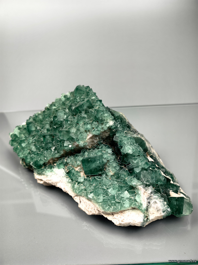 Флюорит, друза кристаллов на породе. Китай. 205*100*80мм.