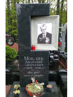 Памятник из гранита с портретом для мужчины