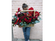 Большой букет в ящике с экзотическими цветами: леукаспермум, красные розы, скиммия, антуриум, каллы