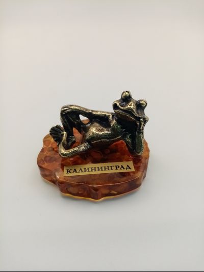 Лягушка лежит.