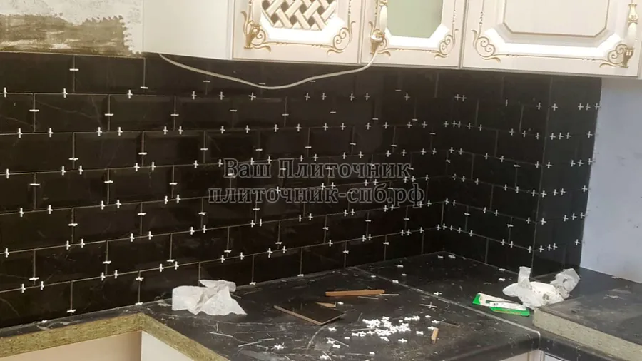 Укладка черного кабанчика на кухонный фартук