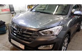 Защита ЛКП Hyundai Santa Fe антигравийной полиуретановой пленкой 3М капот, передний бампер, зеркала, стекла фар, проемы ручек дверей. В процессе наклейки.