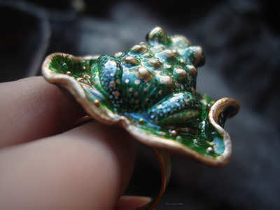 "Травяная Инфанта", фэнтези-кольцо с зелёной лягушкой и хромдиопсидами