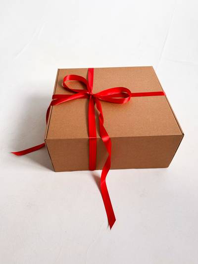 Огромная подарочная коробка GILEV 45х45х20см с красной лентой и наполнителем крафт