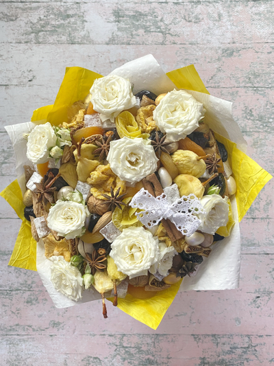 Нежный и солнечный букет из сухофруктов