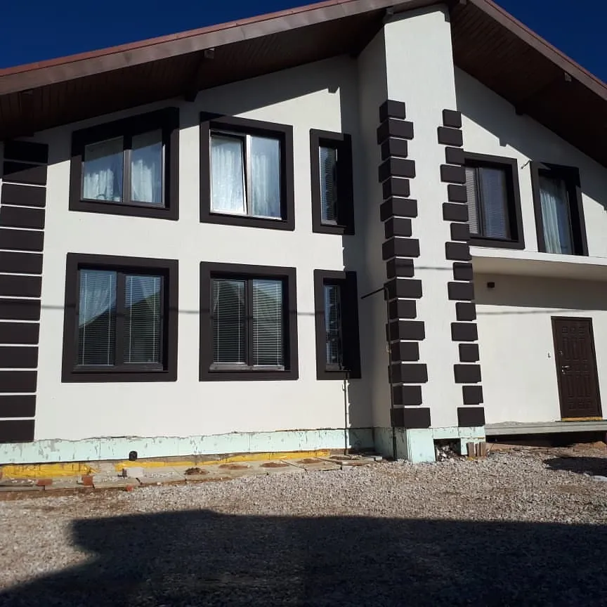 окна с ламинацией в коттедже