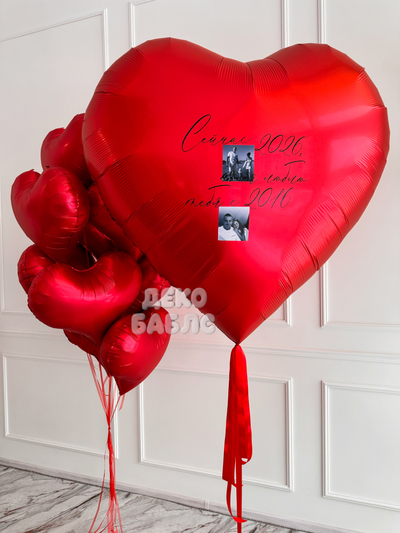 Девушка с букетом красных роз и огромным гелиевым шаром в форме сердца с личными фотографиями Троицк