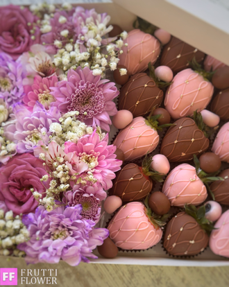 Клубничная коробка с цветами