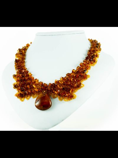 Колье из янтаря и Чешского бисера с кулоном из медового янтаря 00508