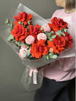 Букет из алых французских  роз