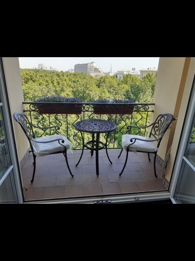 Кофейный стол из литого алюминия Edward