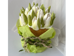 Пасхальный кулич с подснежниками из зефира