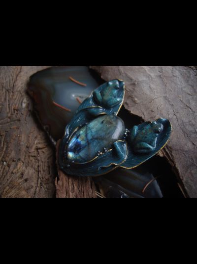 "Хранители озера Сбывающихся Грёз", коллекционная брошь с лабрадоритом и лягушками