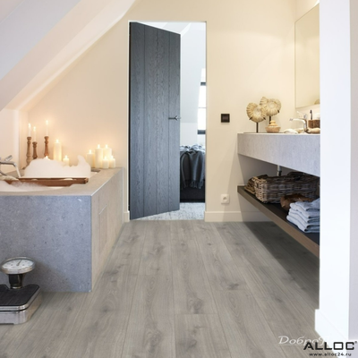 Декор ламината Alloc Original Дуб Серая Акварель 4573 в интерьере комнаты