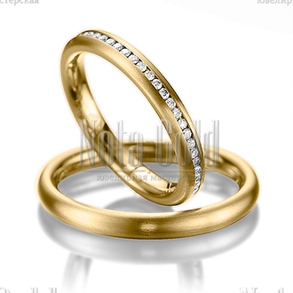 Классические обручальные кольца бублики из жёлтого золота с дорожкой бриллиантов в женском кольце