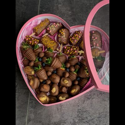 Сердце с клубникой,  бананами, финиками и голубикой