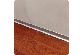 Монтаж алюминиевого плинтуса ПЛ 40 «серебро» — элегантное решение для оформления интерьера в современном стиле.