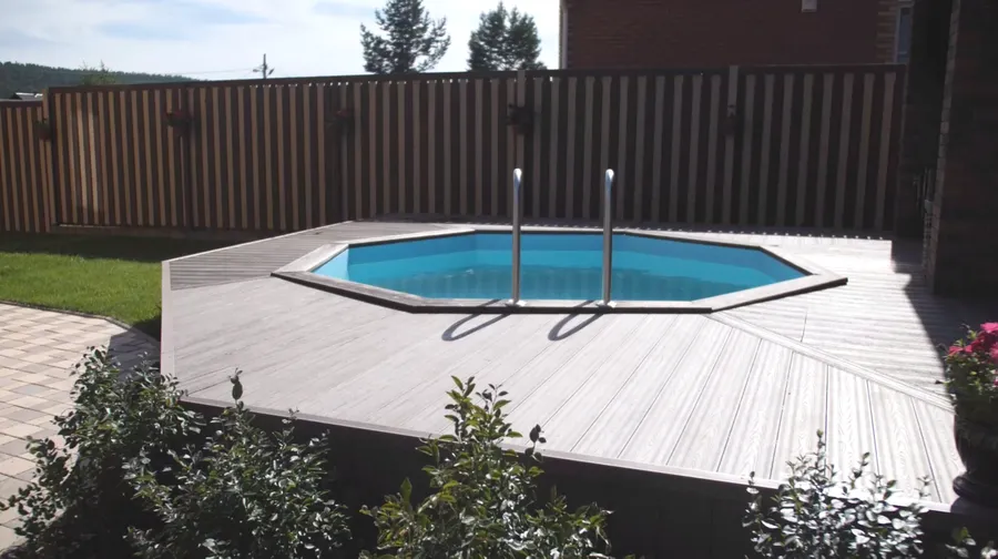 Бассейн выполнен по индивидуальным размерам заказчика. Чаша была частично погружена в землю и "обшита" деревянной террасой. В гидроизоляции и отделке бассейна была использована однотонная ПВХ пленка "Голубая".