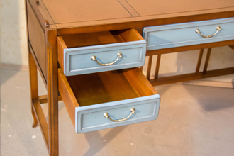 Письменный стол с 5 голубыми ящиками.