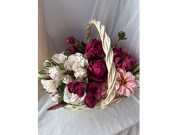 Корзина с зефирными пионами