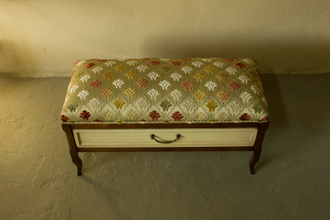 Пуф с мягким сиденьем и выдвижным ящиком.