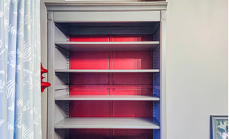 Встроенная библиотека узкая в контрастной отделке.