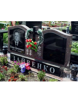 На фото двойной памятник на могилу в форме книги в СПб