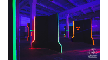 На игровой арене не слишком темно и не слишком светло. Созданы идеальные условия для игры. Хотите быть заметнее? Одевайте белую футболку и она будет светиться. Хотите скрыться и пропасть из виду? Тогда одевайте чёрную одежду