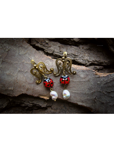 Весенние серьги с божьими коровками, жемчугом и филигранью &quot;Ледибаг&quot;