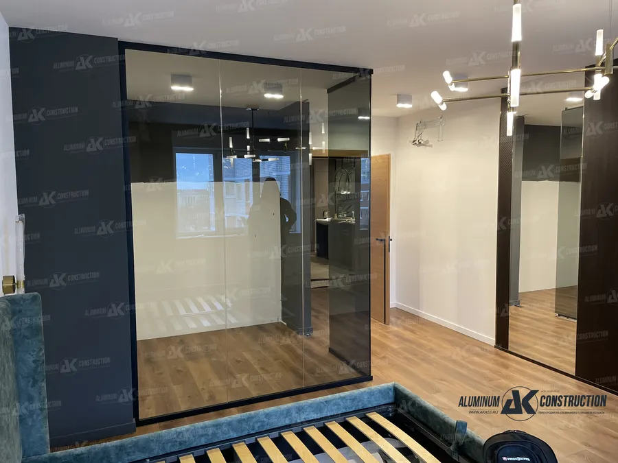 г. Великий Новгород
Гардеробная из серого каленого стекла и маятниковой дверью