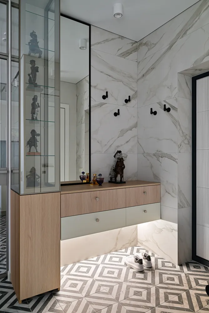 Мебель для прихожей с колонной из стекла в алюминиевой раме