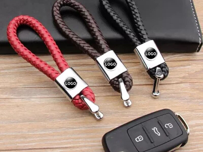 БРЕЛОК С КОЖАНЫМ ПЛЕТЁНЫМ РЕМЕШКОМ С ЛОГОТИПОМ АВТО