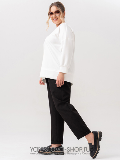 Женский 2-ух предметный комплект, состоящий из белого джемпера и черных брюк 62