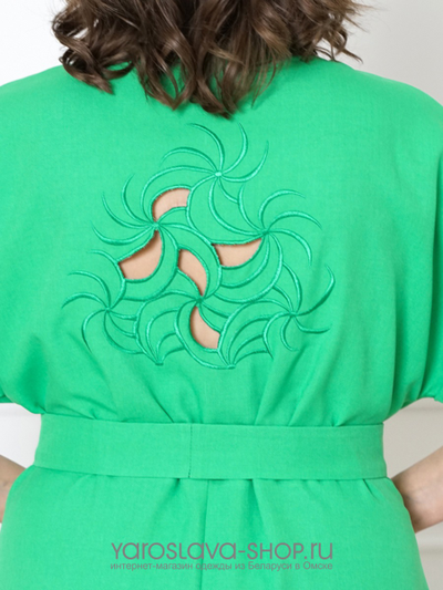 Летнее женское платье зеленого цвета с узором на спине