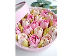 Шляпная коробка с тюльпанами из зефира (розовая)