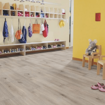 Биополы Wineo PURLINE 1000 wood Island Oak Moon PLC045R в интерьере детского учреждения