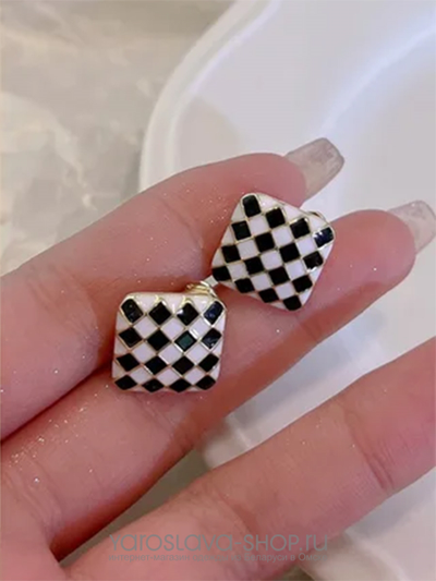 Клипсы с рисунком шахматная доска