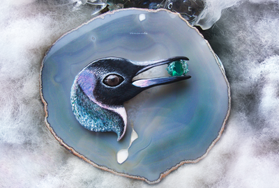 "Ледяной Пингвин Полярных Шаманов", волшебная брошь с изумрудом