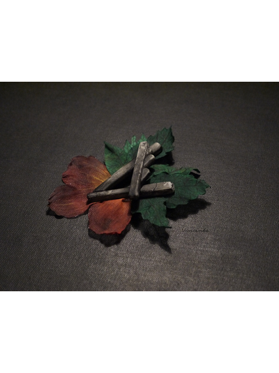 Готическая брошь "V-Воспоминание" с лепестками роз (готический амулет)