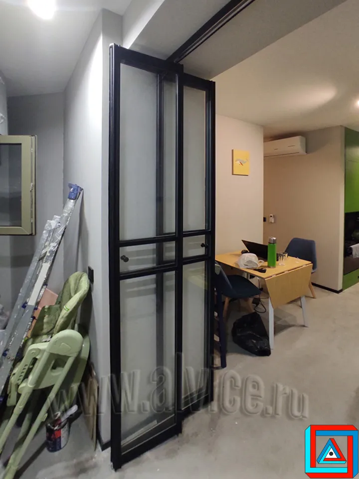 Створки сложены по обе стороны от верхнего трека