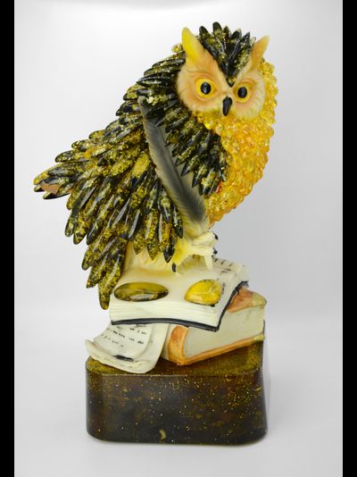 Сова с пером из Янтарных кабошонов на подставке