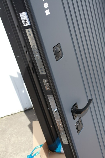 I-DOORS (РОССИЯ). 2МДФ/ ВЕРТИКАЛЬ-ЗЕРКАЛО/ СТАЛЬ 1,5 мм. ТРЕХКОНТУРНАЯ/ ГРАФИТ-ЗЕРКАЛО ЭМАЛИТ БЕЛЫЙ/ ПОВЫШЕННАЯ ВЗЛОМОСТОЙКОСТЬ