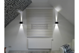 Рулонная штора Зебра в гостевой комнате на другом окне.