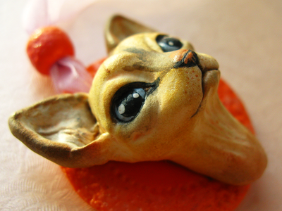 Котёнок Ахтай. Авторская подвеска-кошка (кулон с котёнком) из полимерной глины