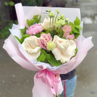 КРАСИВЫЙ БУКЕТ ИЗ РОЗ, ПИОНА, ЗЕЛЕНИ, АЛЬСТРОМЕРИЙ И ЭУСТОМЫ