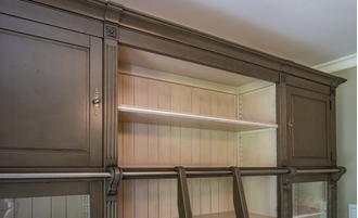 Библиотека модульная с лестницей, с открытой центральной частью.