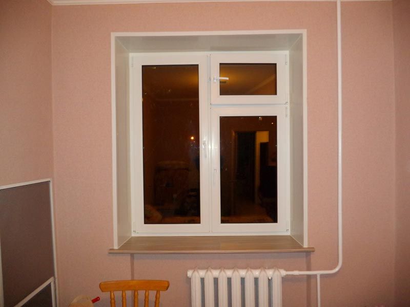 Двухстворчатое пластиковое окно белого цвета с форточкой подоконником из столешницы