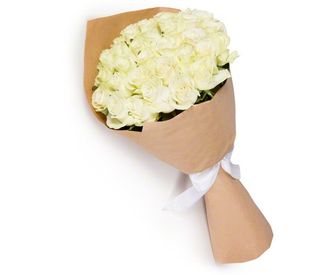 35 роз белых (50 см.) в крафте